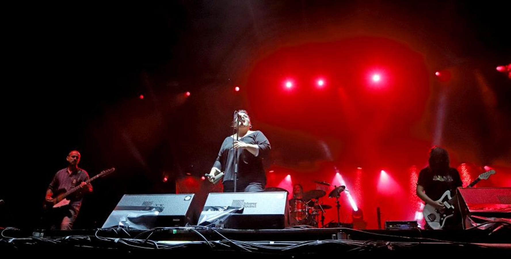 El grupo Zea Mays puso al público a bailar y cantar en la explanada de Sagüés en el concierto que ofrecieron el domingo en las fiestas de Semana Grande de San Sebastián. 