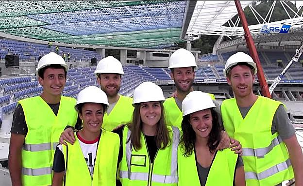 Los capitanes y capitanas de la Real posan juntos durante la visita a Anoeta.