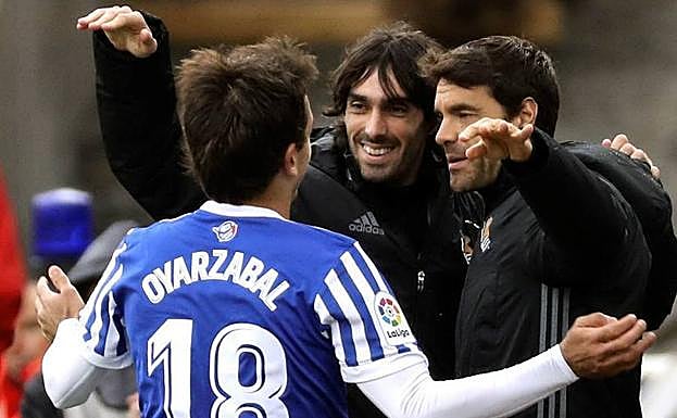 Mikel Oyarzabal celebra su gol durante el último partido de la liga pasada junto a Carlos Martínez y Xabi Prieto. 