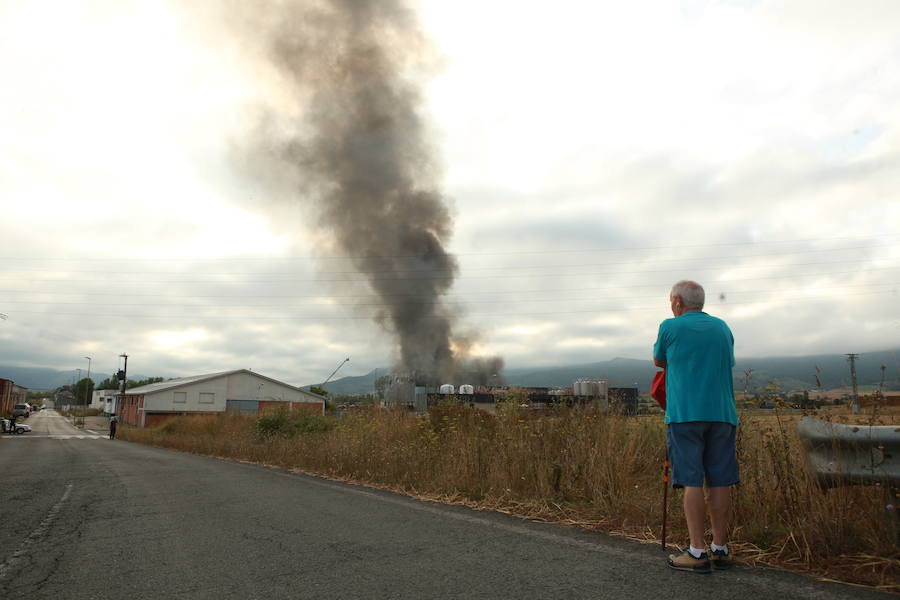 La planta que la quesería Aldanondo tiene en el polígono industrial Litutxipi, en Salvatierra, ha quedado completamente destruida como consecuencia de un pavoroso incendio declarado en la madrugada de este lunes. Las llamas, originadas hacia las 1.15 horas, ya han sido controladas.
