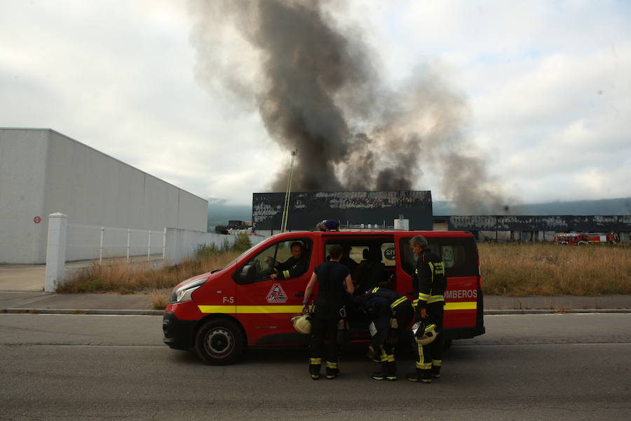 La planta que la quesería Aldanondo tiene en el polígono industrial Litutxipi, en Salvatierra, ha quedado completamente destruida como consecuencia de un pavoroso incendio declarado en la madrugada de este lunes. Las llamas, originadas hacia las 1.15 horas, ya han sido controladas.
