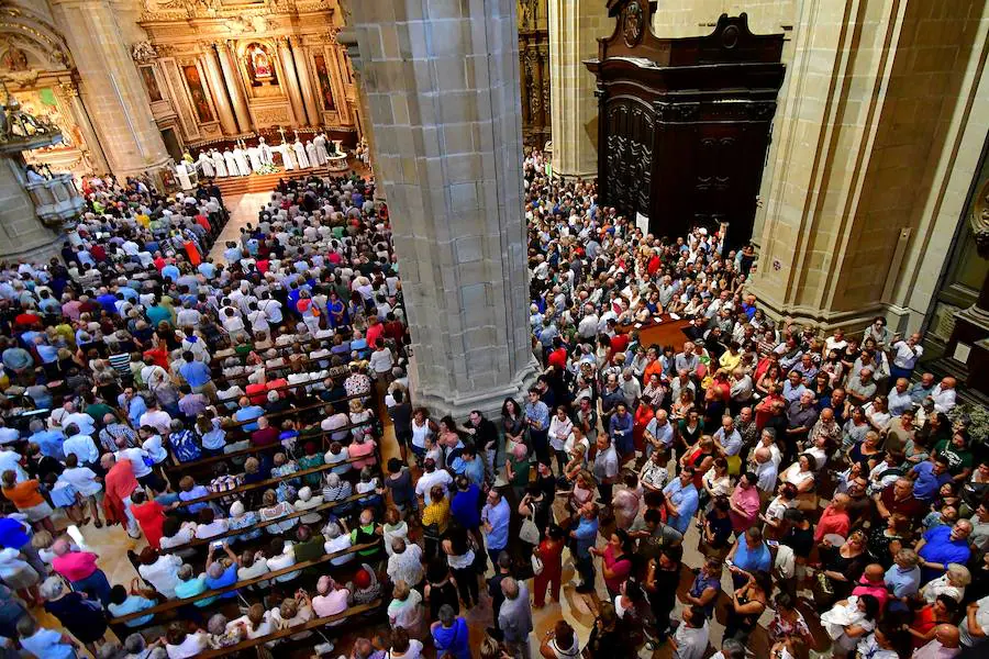 El obispo de San Sebastián, José Ignacio Munilla, ha presidido este martes la Santa Misa tras la cual se ha entonado la tradicional 'Salve' a la Virgen de Linitio Refice en la Basílica de Santa María de la capital guipuzcoana, en el marco de las celebraciones de la Semana Grande donostiarra