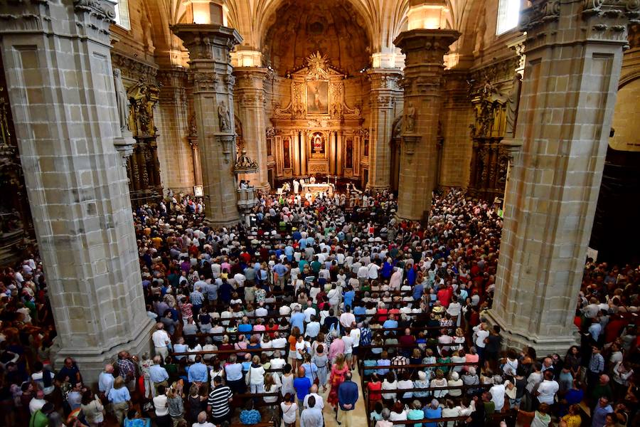 El obispo de San Sebastián, José Ignacio Munilla, ha presidido este martes la Santa Misa tras la cual se ha entonado la tradicional 'Salve' a la Virgen de Linitio Refice en la Basílica de Santa María de la capital guipuzcoana, en el marco de las celebraciones de la Semana Grande donostiarra