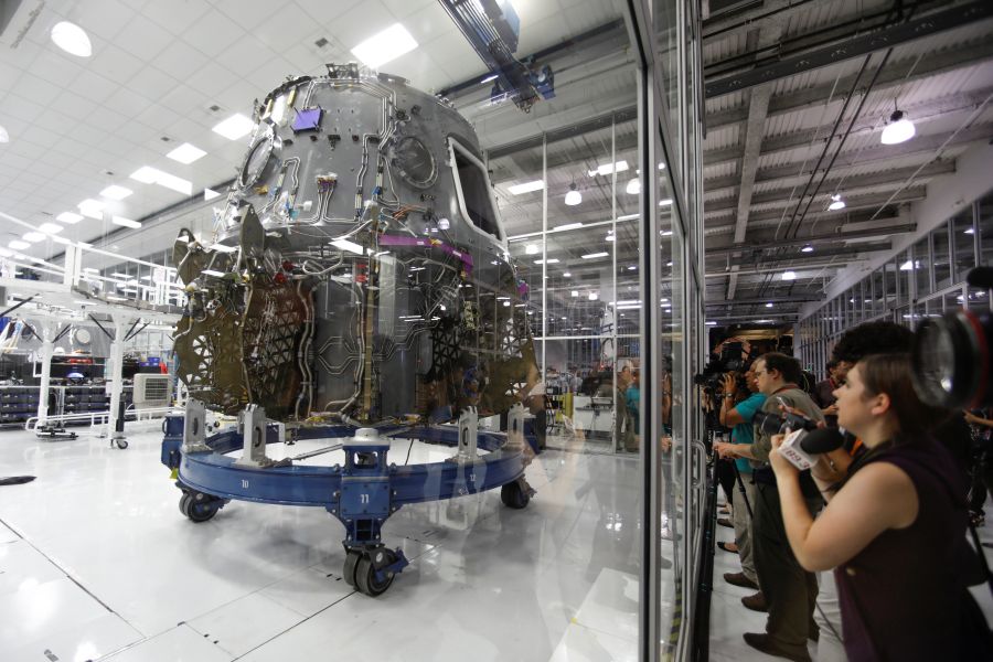 La primera misión tripulada de la nave Dragon a la Estación Espacial Internacional está previsto que tenga lugar en abril de 2019. Dragon es la aeronave creada en SpaceX, una empresa estadounidense de transporte aeroespacial fundada en 2002 por Elon Musk, co-fundador de PayPal y Tesla Motors, entre otros. 