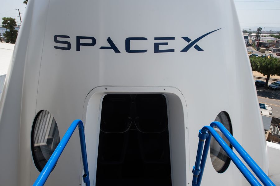 La primera misión tripulada de la nave Dragon a la Estación Espacial Internacional está previsto que tenga lugar en abril de 2019. Dragon es la aeronave creada en SpaceX, una empresa estadounidense de transporte aeroespacial fundada en 2002 por Elon Musk, co-fundador de PayPal y Tesla Motors, entre otros. 