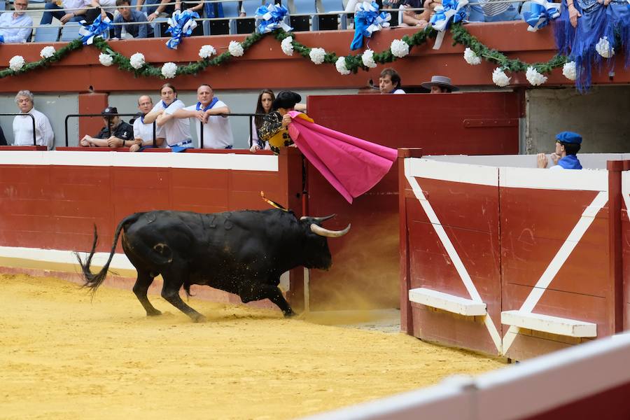 La ausencia de Cayetano ha convertido la corrida en un mano a mano entre Roca Rey y Enrique Ponce