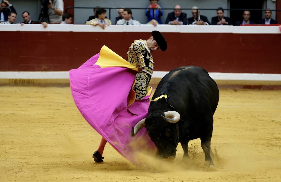 La ausencia de Cayetano ha convertido la corrida en un mano a mano entre Roca Rey y Enrique Ponce