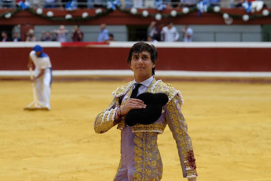 La ausencia de Cayetano ha convertido la corrida en un mano a mano entre Roca Rey y Enrique Ponce