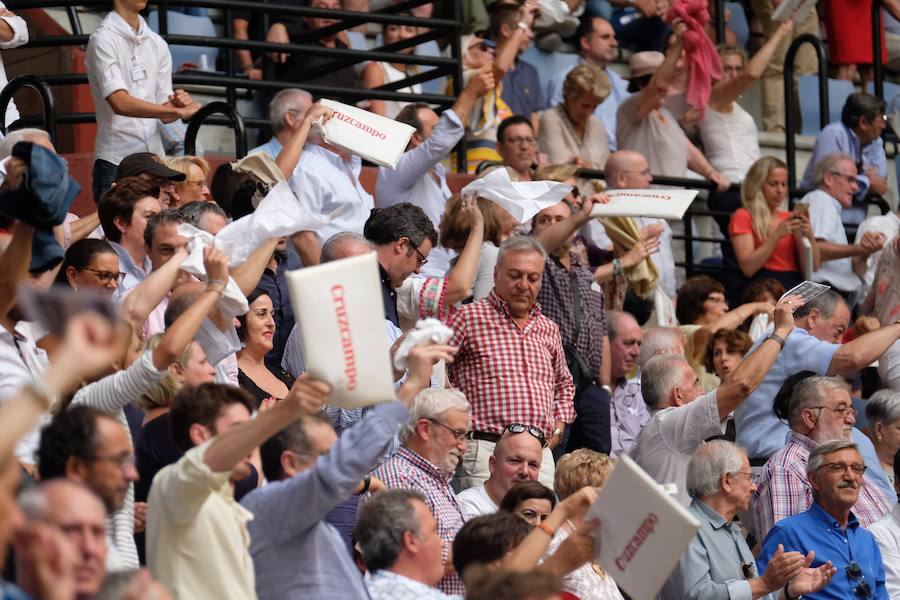 La ausencia de Cayetano ha convertido la corrida en un mano a mano entre Roca Rey y Enrique Ponce