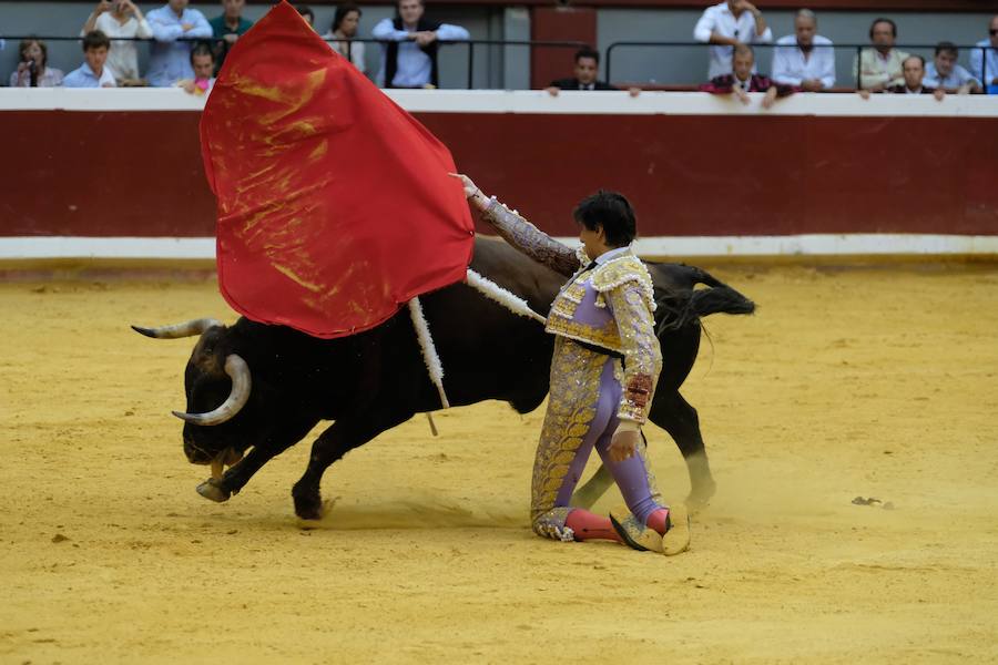 La ausencia de Cayetano ha convertido la corrida en un mano a mano entre Roca Rey y Enrique Ponce