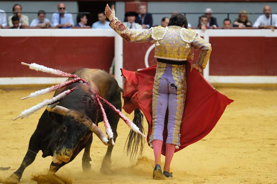 La ausencia de Cayetano ha convertido la corrida en un mano a mano entre Roca Rey y Enrique Ponce