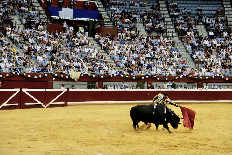 La ausencia de Cayetano ha convertido la corrida en un mano a mano entre Roca Rey y Enrique Ponce
