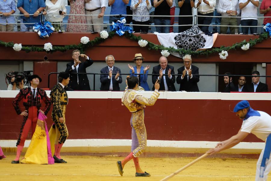 La ausencia de Cayetano ha convertido la corrida en un mano a mano entre Roca Rey y Enrique Ponce
