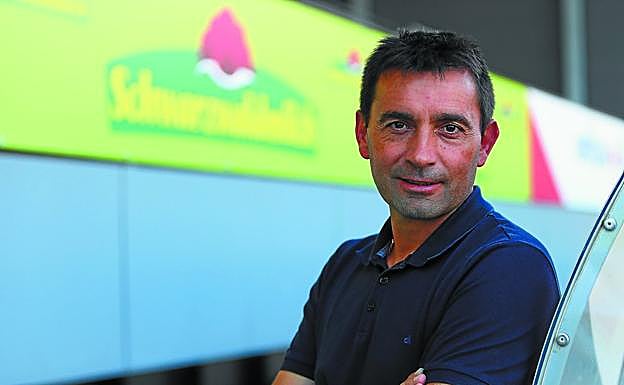 Asier Garitano posa junto a uno de los banquillos del Schwarzwald Stadion donde la Real Sociedad jugó contra el Friburgo .