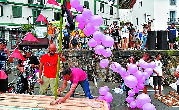 Serioari ziren pirata hauek, irauteko moduko baltsa sendoa eraikitzen.
