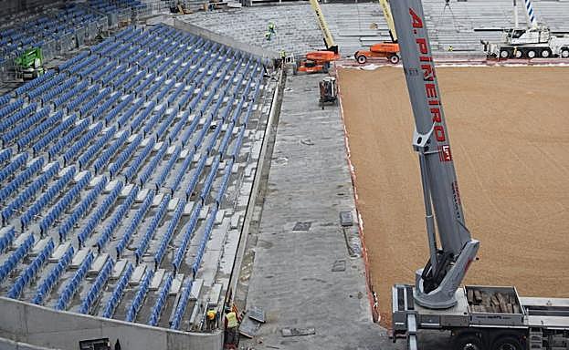 Imagen principal - Diferentes vistas de la grada Sur y de los asientos, cubiertos con plásticos hasta su estreno. 