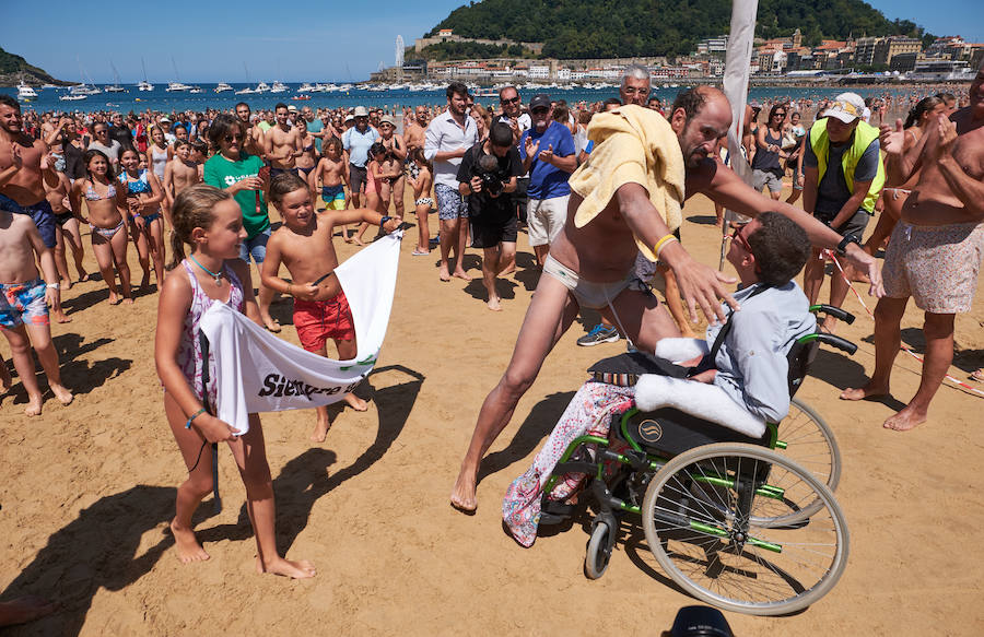En su incesante esfuerzo por ayudar en la lucha contra la Esclerosis Lateral Amiotrófico (ELA), el nadador donostiarra Jaime Caballero ha culminado un nuevo desafío solidario, que le ha llevado a nadar ininterrumpidamente durante 25 horas. Con el objetivo de recaudar fondos y ayudar en la investigación contra esta enfermedad.