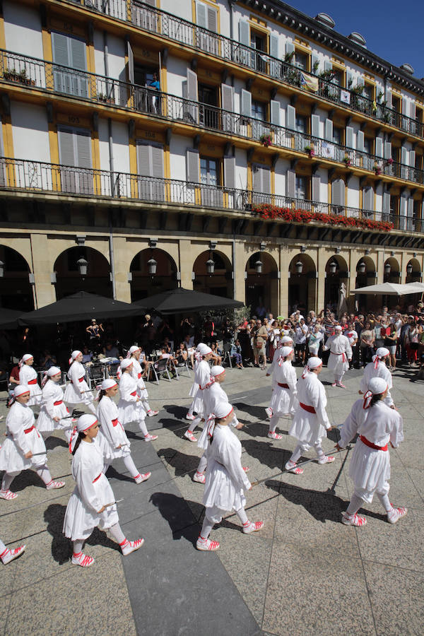 La multitud que se ha acercado a la plaza de la Constitución esta mañana, ha disfrutado de la actuación de los dantzaris Arkaitz de Añorga.