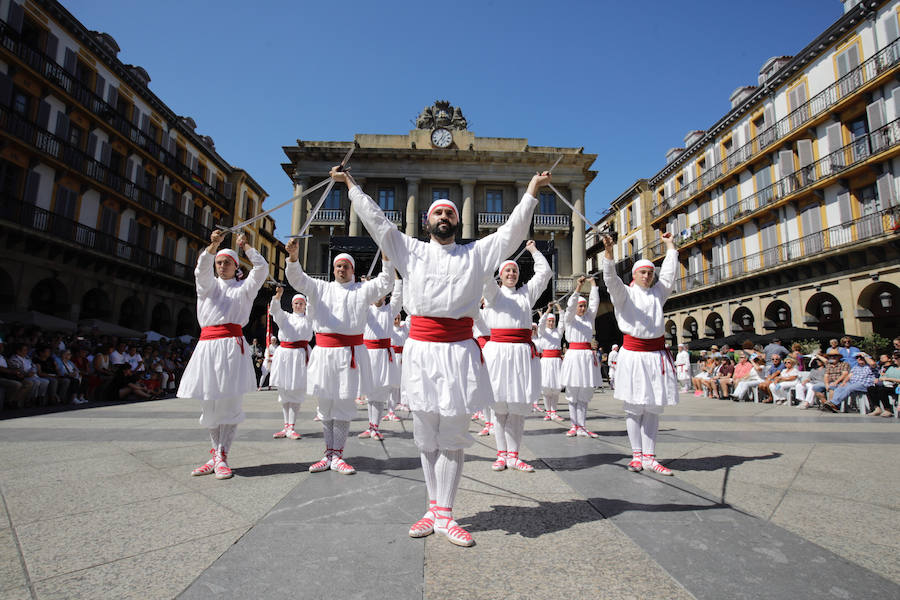 La multitud que se ha acercado a la plaza de la Constitución esta mañana, ha disfrutado de la actuación de los dantzaris Arkaitz de Añorga.
