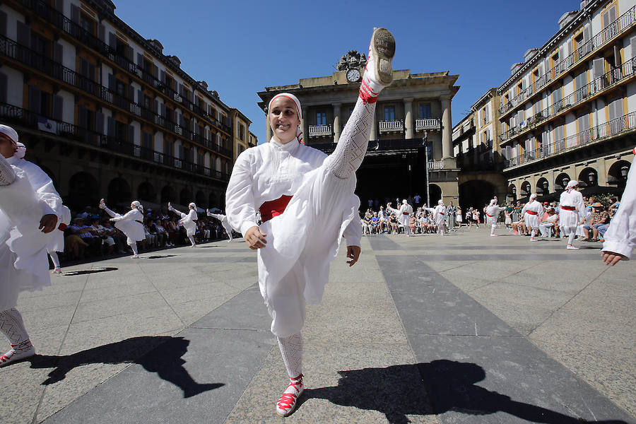 La multitud que se ha acercado a la plaza de la Constitución esta mañana, ha disfrutado de la actuación de los dantzaris Arkaitz de Añorga.