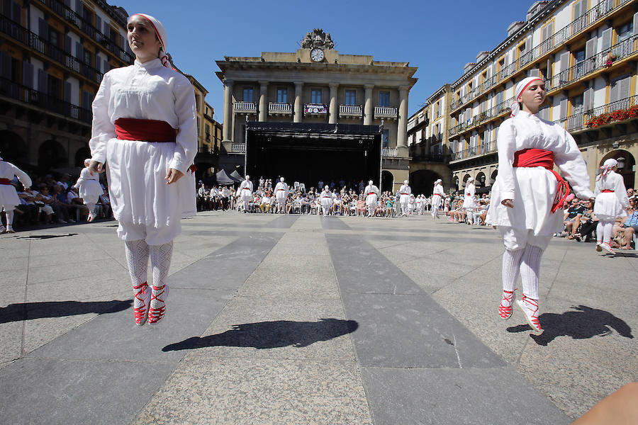 La multitud que se ha acercado a la plaza de la Constitución esta mañana, ha disfrutado de la actuación de los dantzaris Arkaitz de Añorga.