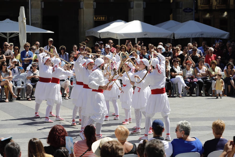 La multitud que se ha acercado a la plaza de la Constitución esta mañana, ha disfrutado de la actuación de los dantzaris Arkaitz de Añorga.