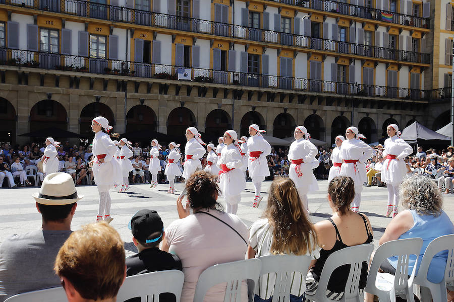 La multitud que se ha acercado a la plaza de la Constitución esta mañana, ha disfrutado de la actuación de los dantzaris Arkaitz de Añorga.