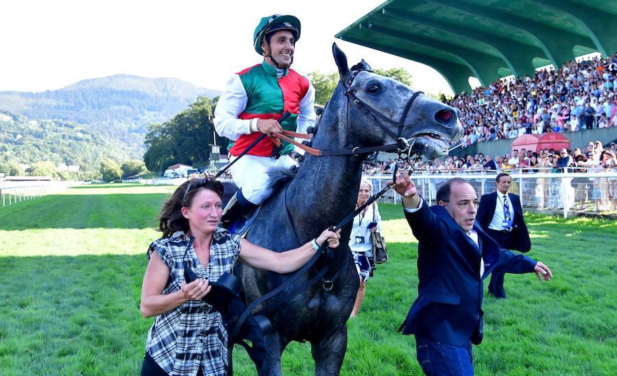 El caballo tordo de 4 años 'Cnicht' se ha impuesto este miércoles en los 2.400 metros de la Copa de Oro de San Sebastián, la carrera estrella del hipódromo donostiarra, con la monta del jockey Roberto Carlos Montenegro.