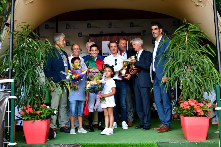El caballo tordo de 4 años 'Cnicht' se ha impuesto este miércoles en los 2.400 metros de la Copa de Oro de San Sebastián, la carrera estrella del hipódromo donostiarra, con la monta del jockey Roberto Carlos Montenegro.