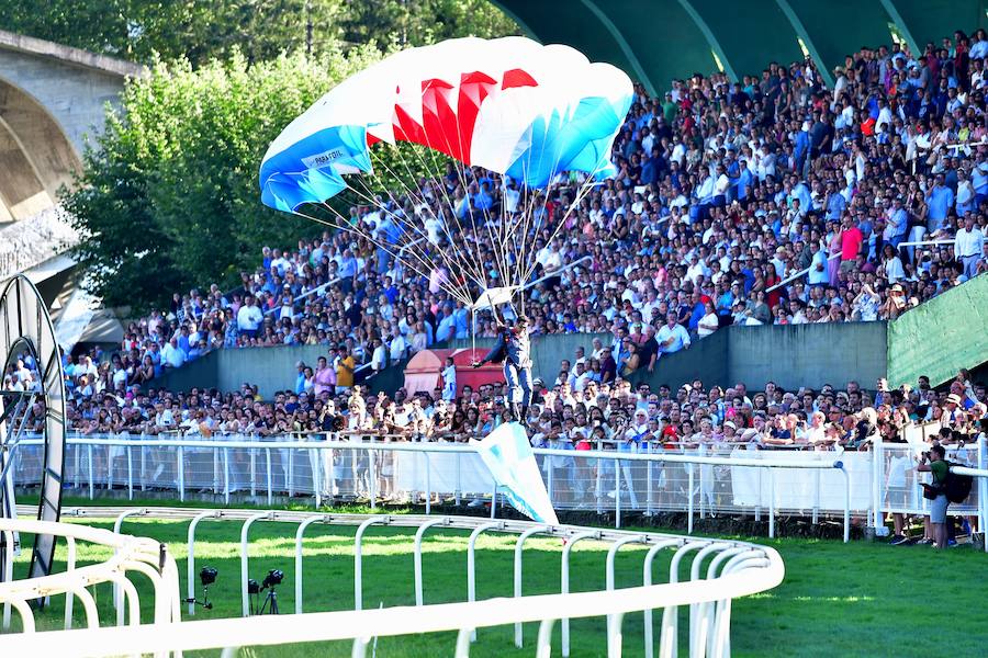 El caballo tordo de 4 años 'Cnicht' se ha impuesto este miércoles en los 2.400 metros de la Copa de Oro de San Sebastián, la carrera estrella del hipódromo donostiarra, con la monta del jockey Roberto Carlos Montenegro.