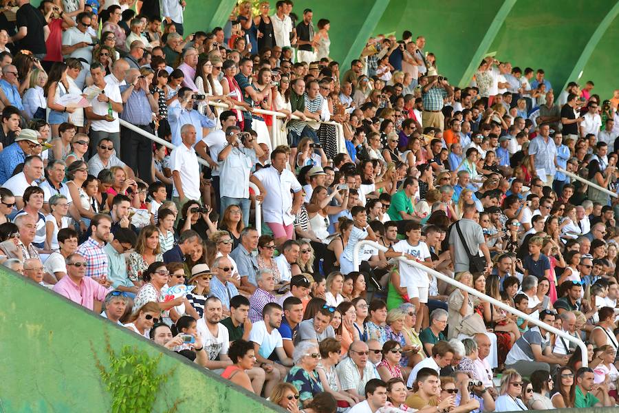 El caballo tordo de 4 años 'Cnicht' se ha impuesto este miércoles en los 2.400 metros de la Copa de Oro de San Sebastián, la carrera estrella del hipódromo donostiarra, con la monta del jockey Roberto Carlos Montenegro.