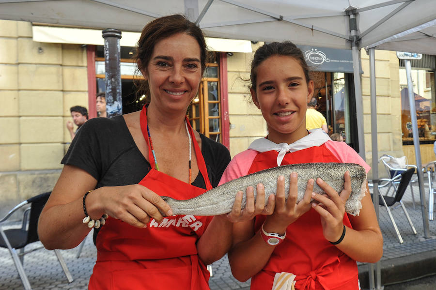 El I Concurso Aste Nagusia de Merluza en Salsa Verde se ha celebrado este miércoles por la mañana en la calle Matia.