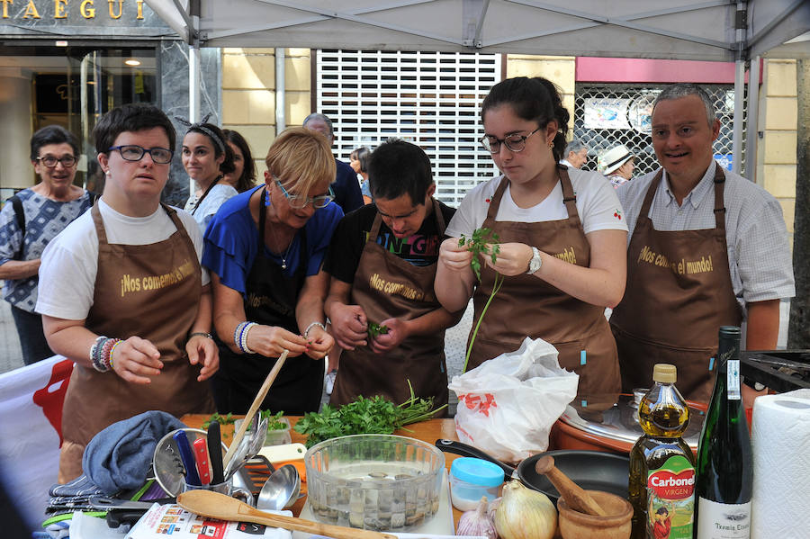 El I Concurso Aste Nagusia de Merluza en Salsa Verde se ha celebrado este miércoles por la mañana en la calle Matia.