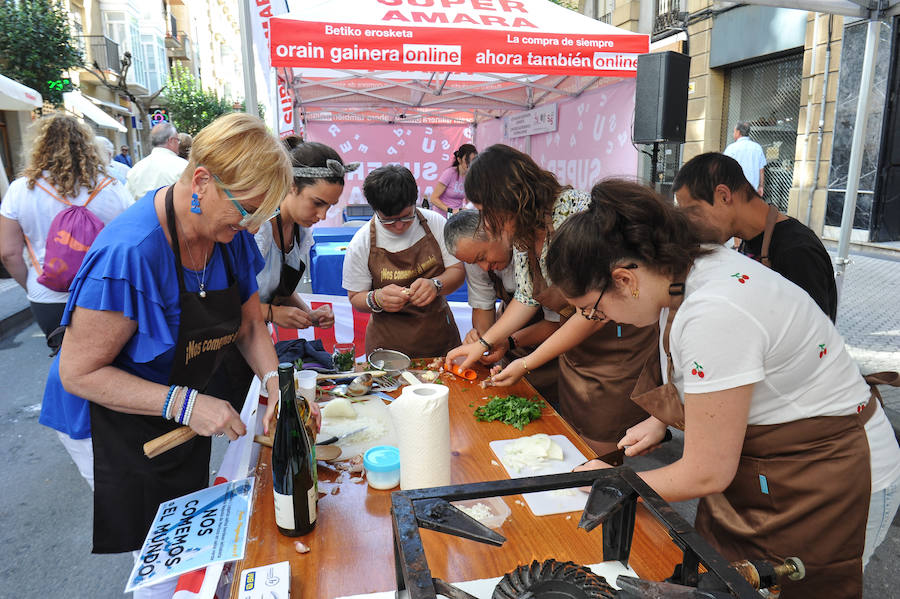 El I Concurso Aste Nagusia de Merluza en Salsa Verde se ha celebrado este miércoles por la mañana en la calle Matia.