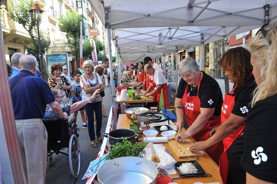 El I Concurso Aste Nagusia de Merluza en Salsa Verde se ha celebrado este miércoles por la mañana en la calle Matia.