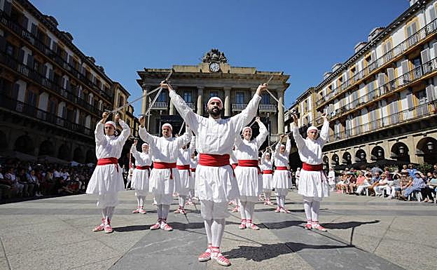 Galería. Los dantzaris Arkaitz de Añorga han actuado en la plaza de la Constitución..
