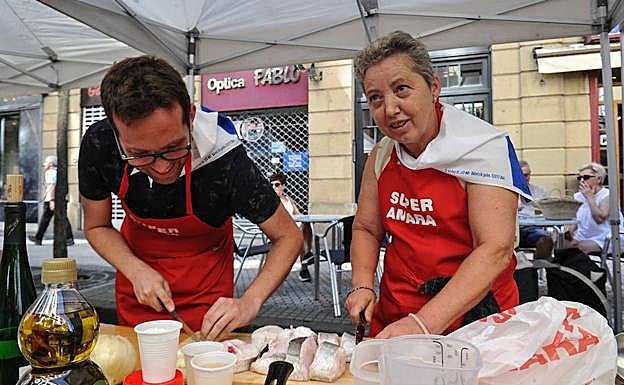 El concurso de merluza en salsa verde en El Antiguo ha sido uno de los platos fuertes de la jornada festiva de este miércoles.