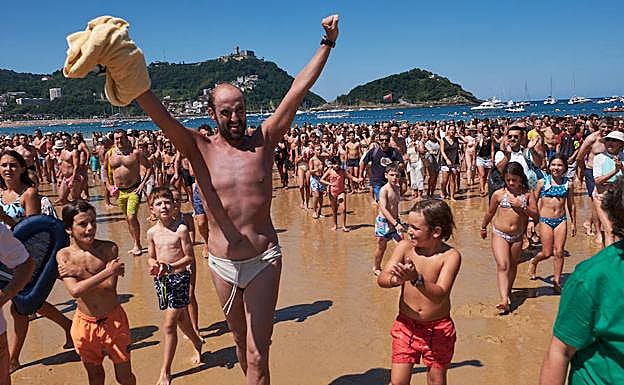 Jaime Caballero al terminar el reto de las 25 horas de natación contra el ELA