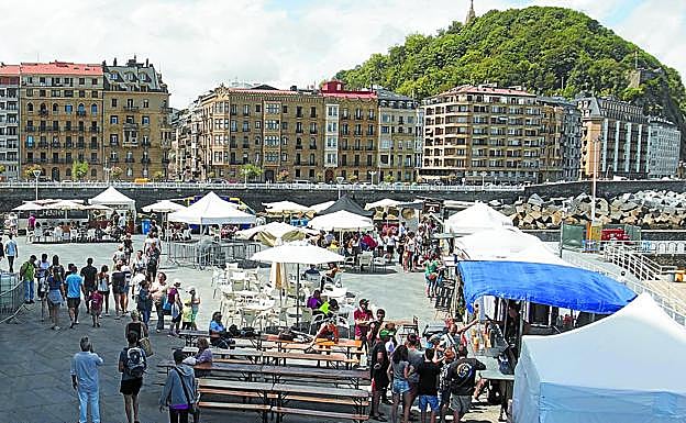 Una vista de cómo están organizados los puestos de comida.