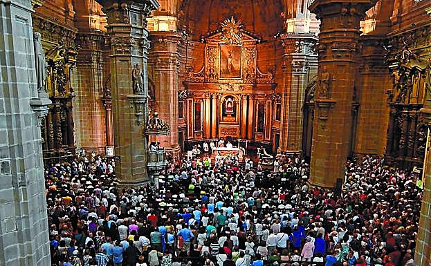 Lleno en la Basílica, como es habitual la víspera de la Asunción de la Virgen. 