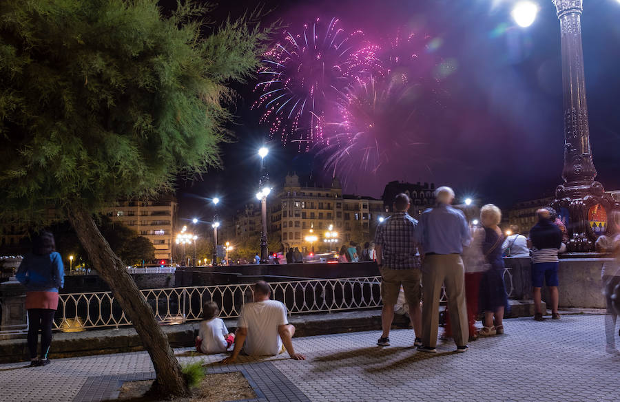 El lanzamiento de los fuegos artificiales a cargo de la piroténcia alemana First Class Pyro-Events a sido uno de los actos principales de la cuarta jornada de las fiestas de Semana Grande de San Sebastián, que han llegado este miércoles, festividad de la Vírgen, a su ecuador. Los germanos no lo han tenido muy fácil por el humo, aunque no han faltado momentos brillantes.