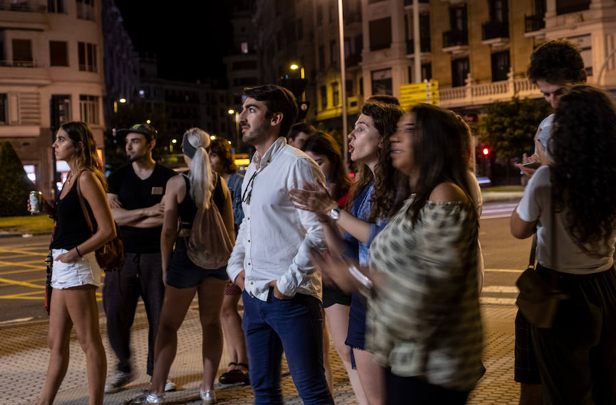 El lanzamiento de los fuegos artificiales a cargo de la piroténcia alemana First Class Pyro-Events a sido uno de los actos principales de la cuarta jornada de las fiestas de Semana Grande de San Sebastián, que han llegado este miércoles, festividad de la Vírgen, a su ecuador. Los germanos no lo han tenido muy fácil por el humo, aunque no han faltado momentos brillantes.