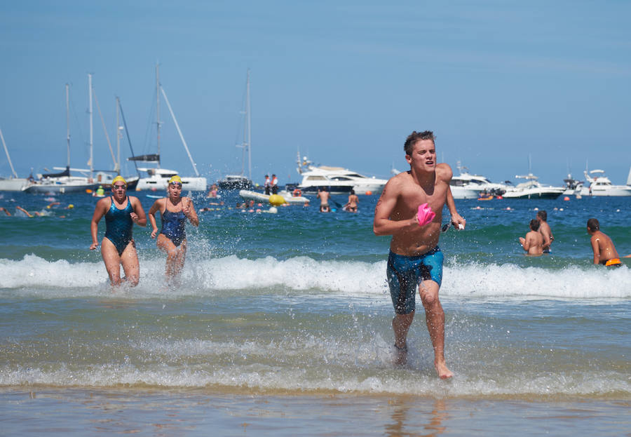 La Travesía a Nado del Paseo Nuevo, que organiza el Club Deportivo Fortuna, celebró ayer su 50 edición con la participación de 571 nadadores y nadadoras adultos -52 más que en la edición anterior- y 64 promesas de la natación. Jon Mujika y Amaia Iriarte fueron los mejores.