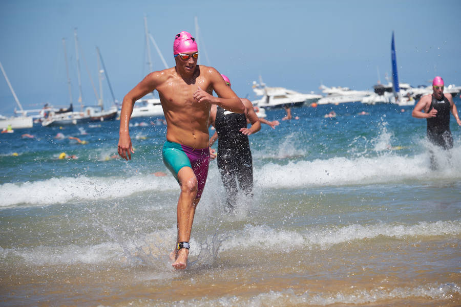 La Travesía a Nado del Paseo Nuevo, que organiza el Club Deportivo Fortuna, celebró ayer su 50 edición con la participación de 571 nadadores y nadadoras adultos -52 más que en la edición anterior- y 64 promesas de la natación. Jon Mujika y Amaia Iriarte fueron los mejores.