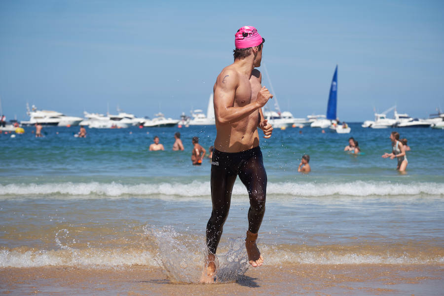 La Travesía a Nado del Paseo Nuevo, que organiza el Club Deportivo Fortuna, celebró ayer su 50 edición con la participación de 571 nadadores y nadadoras adultos -52 más que en la edición anterior- y 64 promesas de la natación. Jon Mujika y Amaia Iriarte fueron los mejores.