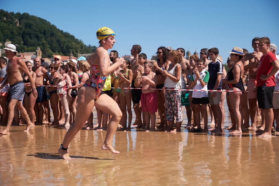 La Travesía a Nado del Paseo Nuevo, que organiza el Club Deportivo Fortuna, celebró ayer su 50 edición con la participación de 571 nadadores y nadadoras adultos -52 más que en la edición anterior- y 64 promesas de la natación. Jon Mujika y Amaia Iriarte fueron los mejores.