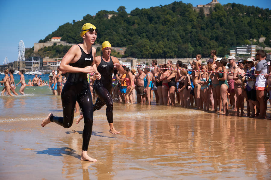 La Travesía a Nado del Paseo Nuevo, que organiza el Club Deportivo Fortuna, celebró ayer su 50 edición con la participación de 571 nadadores y nadadoras adultos -52 más que en la edición anterior- y 64 promesas de la natación. Jon Mujika y Amaia Iriarte fueron los mejores.