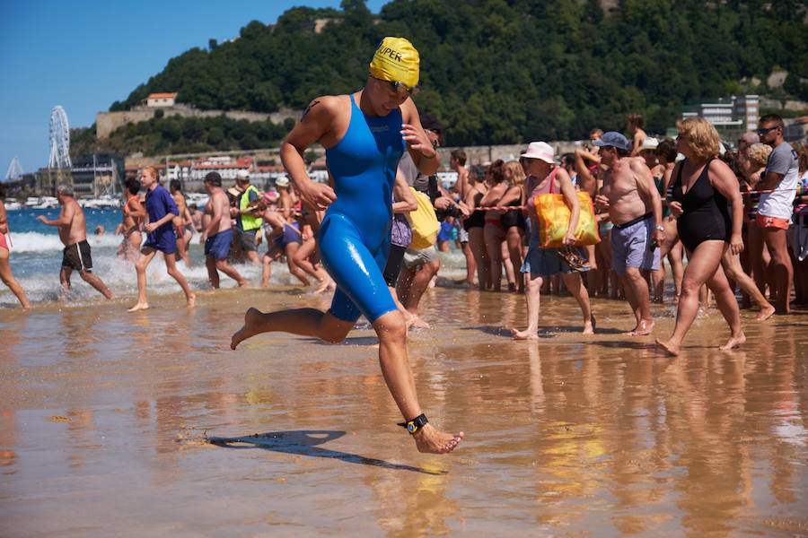 La Travesía a Nado del Paseo Nuevo, que organiza el Club Deportivo Fortuna, celebró ayer su 50 edición con la participación de 571 nadadores y nadadoras adultos -52 más que en la edición anterior- y 64 promesas de la natación. Jon Mujika y Amaia Iriarte fueron los mejores.