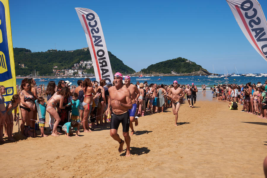 La Travesía a Nado del Paseo Nuevo, que organiza el Club Deportivo Fortuna, celebró ayer su 50 edición con la participación de 571 nadadores y nadadoras adultos -52 más que en la edición anterior- y 64 promesas de la natación. Jon Mujika y Amaia Iriarte fueron los mejores.