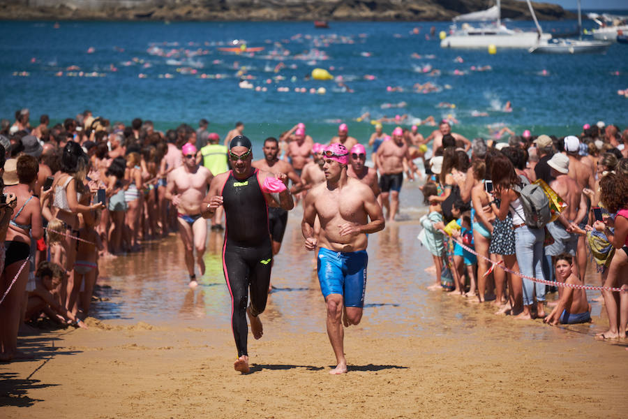 La Travesía a Nado del Paseo Nuevo, que organiza el Club Deportivo Fortuna, celebró ayer su 50 edición con la participación de 571 nadadores y nadadoras adultos -52 más que en la edición anterior- y 64 promesas de la natación. Jon Mujika y Amaia Iriarte fueron los mejores.